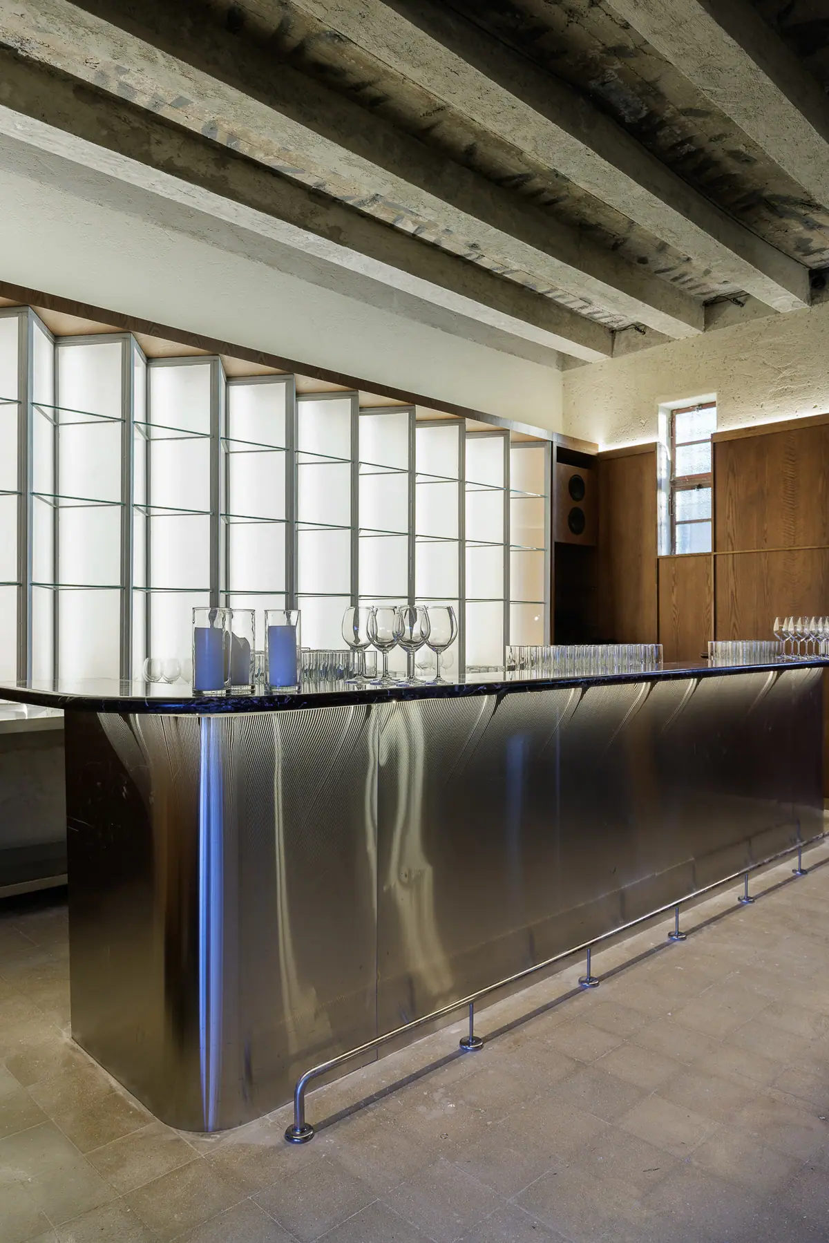 The steel bar under the beams