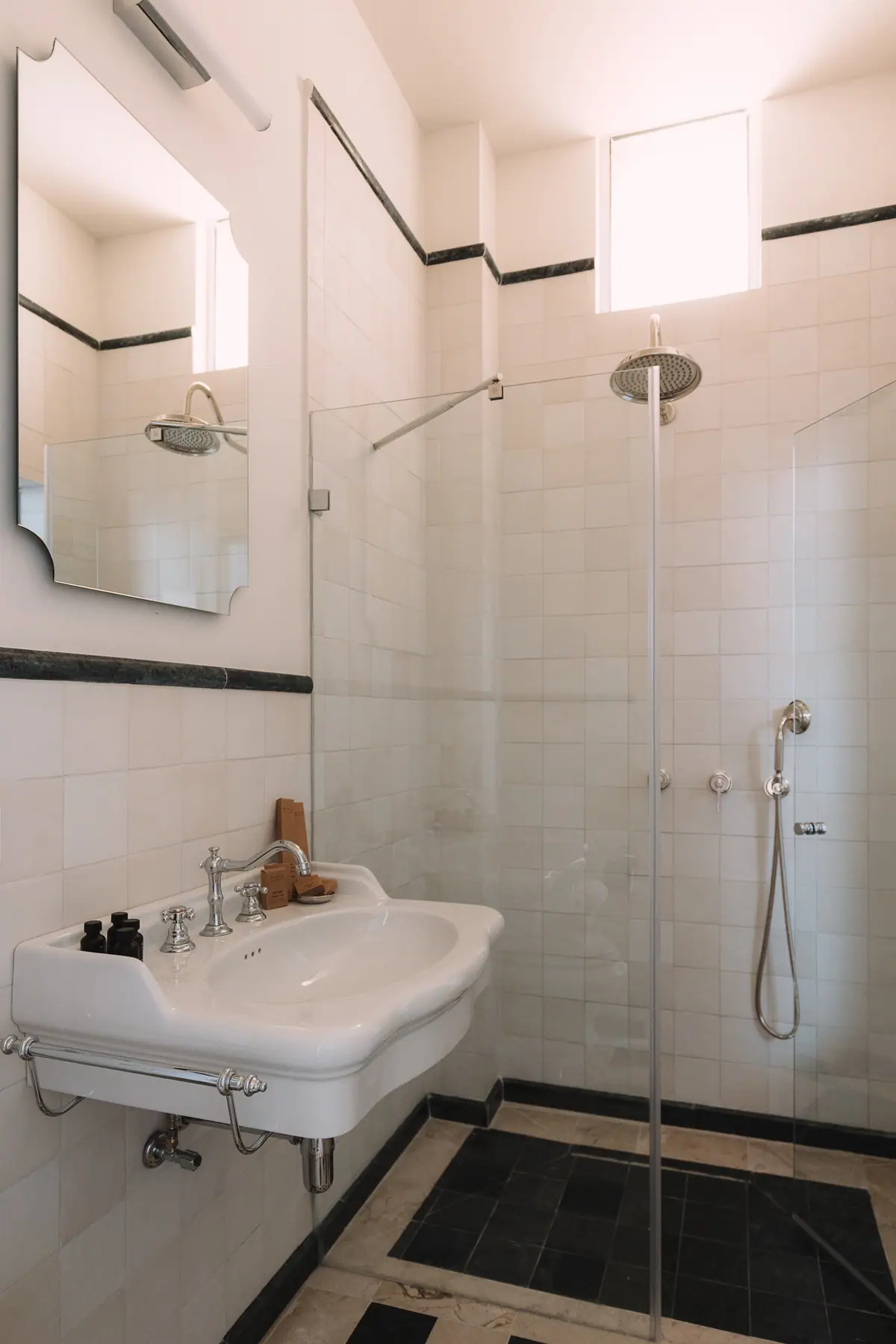 Une salle de bain privée avec douche à l’italienne