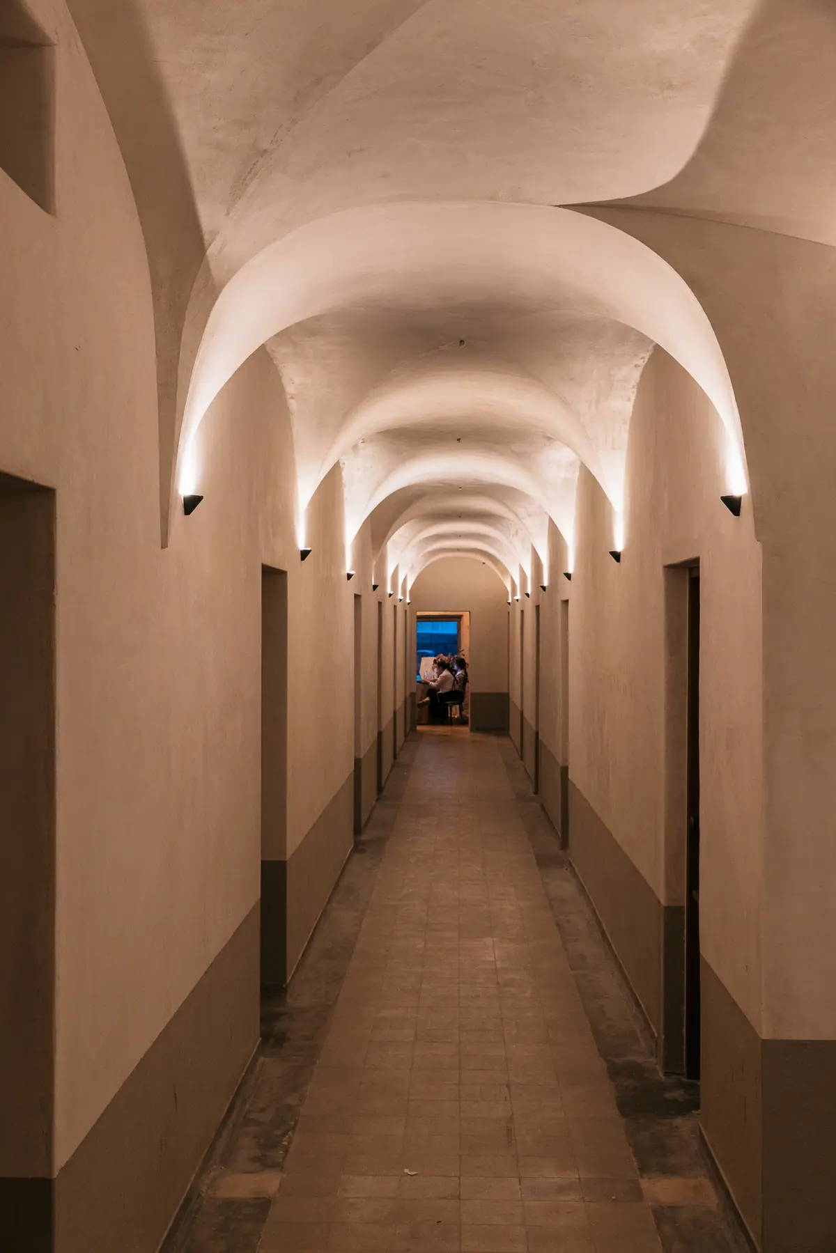 המסדרון המקומר באגף החדרים